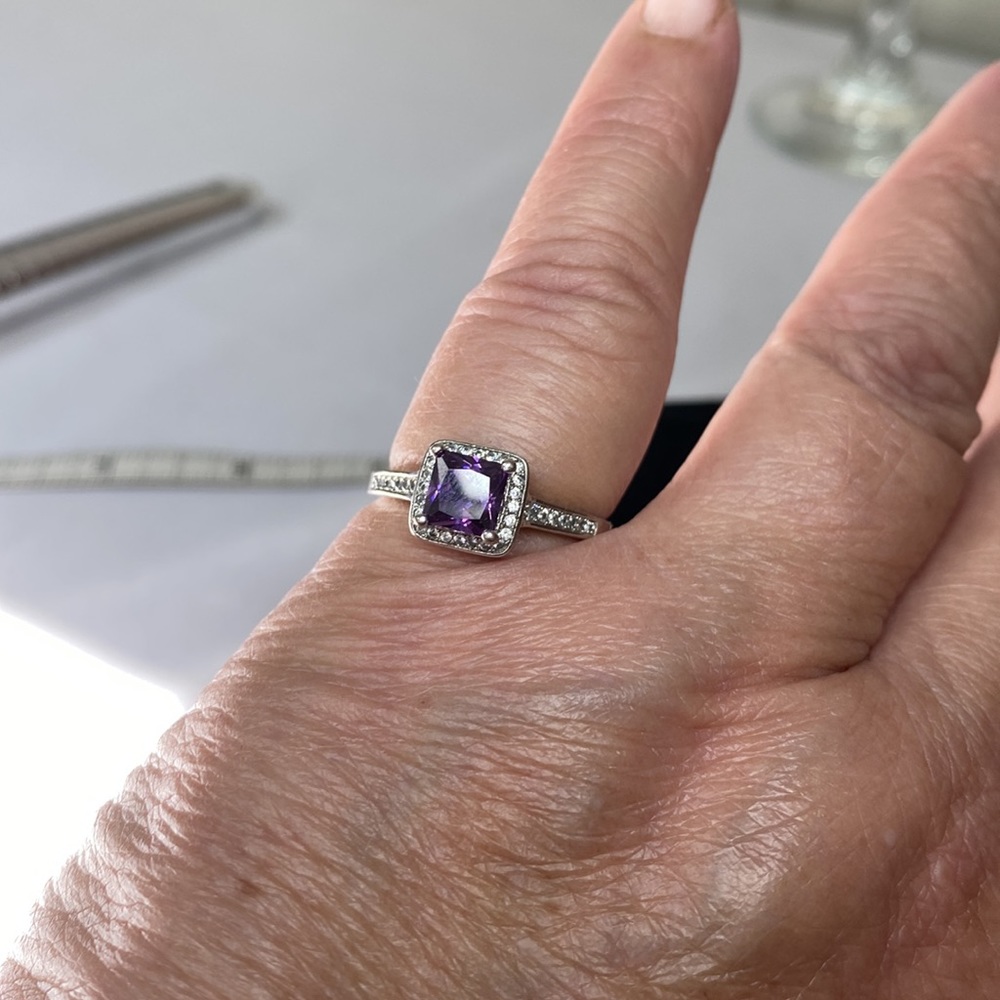 Beautiful purple and clear cubicle zirconia stone ring - Picture 11 of 12
